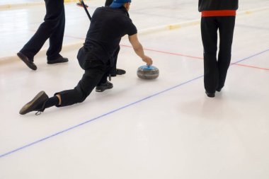 Ekip üyeleri IX uluslararası Medexpert Curling Kupası sırasında curling oynamak