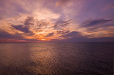 Denizin üzerinde gün batımı