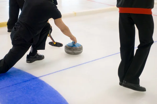 Les membres de l'équipe jouent au curling pendant la IX Coupe internationale Medexpert de curling — Photo