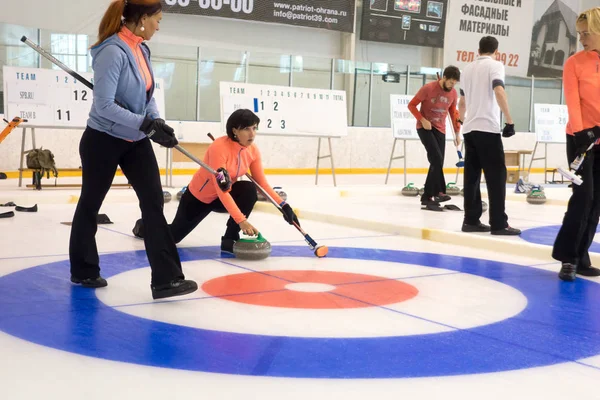 Membros da equipe jogam em curling durante IX Medexpert internacional Curling Cup — Fotografia de Stock