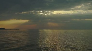 Günbatımı güneş ışınları ile denize