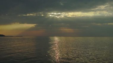 Günbatımı güneş ışınları ile denize