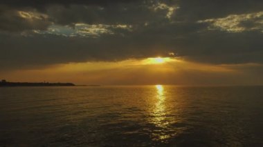 Günbatımı güneş ışınları ile denize