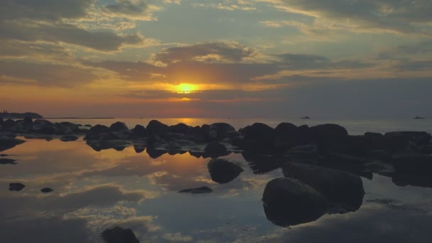 Ηλιοβασίλεμα πάνω από τη θάλασσα — Αρχείο Βίντεο