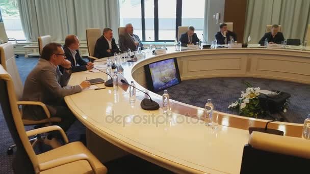 Ondernemers aan de ronde tafel tijdens Amber Forum — Stockvideo