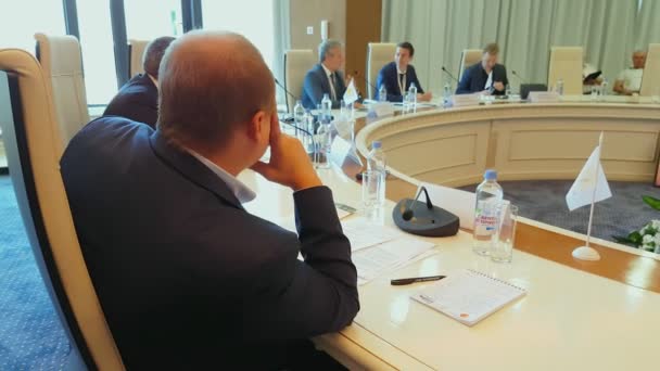 Des hommes d'affaires à la table ronde lors du Forum Ambre — Video