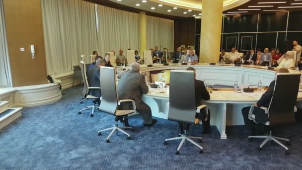Des hommes d'affaires à la table ronde lors du Forum Ambre — Video