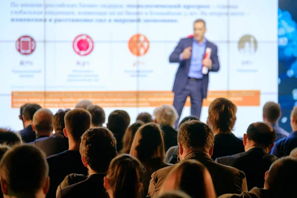 Seyirci hocayı dinler.