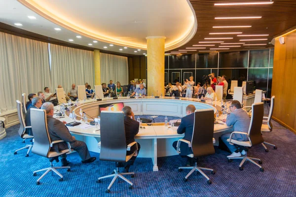 Empresários na mesa redonda durante o Fórum Amber — Fotografia de Stock