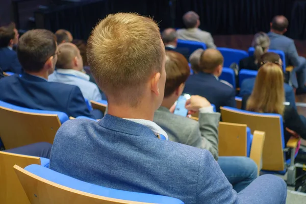 Publiek luistert naar de docent — Stockfoto