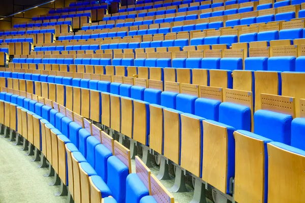 Assentos azuis vazios no salão — Fotografia de Stock