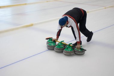 Ekip üyeleri IX uluslararası Medexpert Curling Kupası sırasında curling oynamak