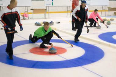 Ekip üyeleri IX uluslararası Medexpert Curling Kupası sırasında curling oynamak