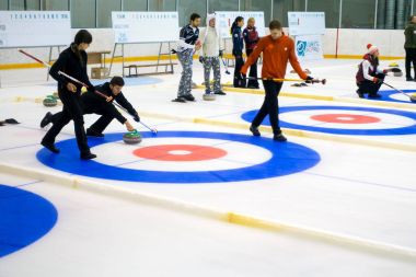 Ekip üyeleri IX uluslararası Medexpert Curling Kupası sırasında curling oynamak