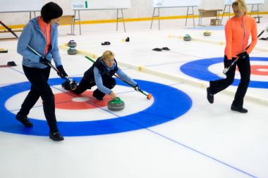 Ekip üyeleri IX uluslararası Medexpert Curling Kupası sırasında curling oynamak