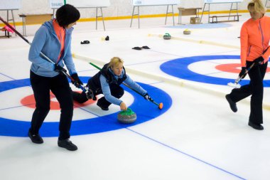 Ekip üyeleri IX uluslararası Medexpert Curling Kupası sırasında curling oynamak