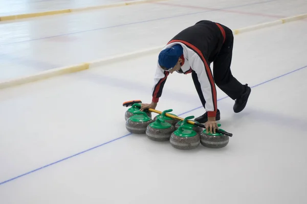 Los miembros del equipo juegan en curling durante la IX Copa Internacional de Curling Medexpert —  Fotos de Stock