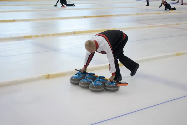 Los miembros del equipo juegan en curling durante la IX Copa Internacional de Curling Medexpert —  Fotos de Stock