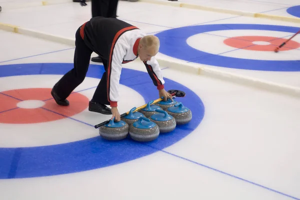 Membros da equipe jogam em curling durante IX Medexpert internacional Curling Cup — Fotografia de Stock
