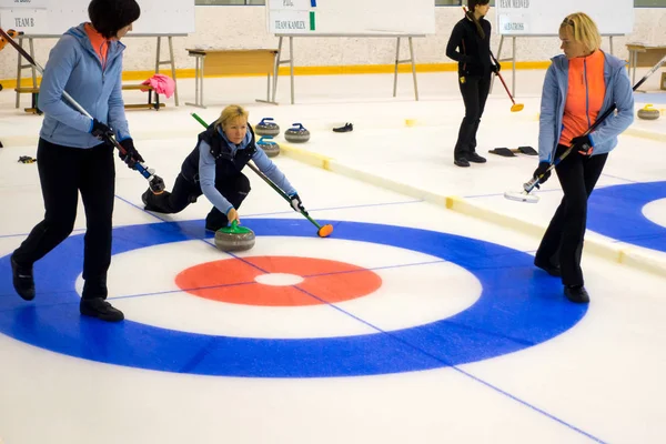 Membros da equipe jogam em curling durante IX Medexpert internacional Curling Cup — Fotografia de Stock