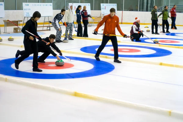 Teammitglieder spielen beim internationalen Medexpert-Curling-Cup im Curling — Stockfoto