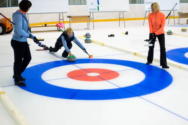 Los miembros del equipo juegan en curling durante la IX Copa Internacional de Curling Medexpert — Foto de Stock