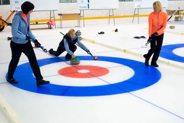 I membri del team giocano nel curling durante la IX Medexpert Curling Cup internazionale — Foto Stock