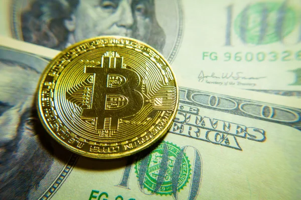 Moeda de bitcoin dourada na nota de cem dólares . — Fotografia de Stock