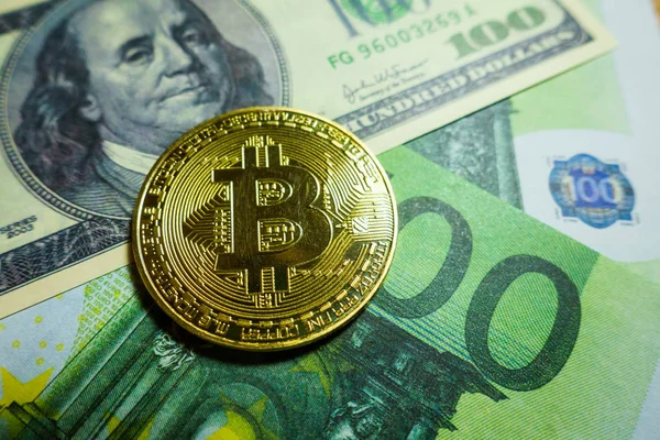 Moeda de bitcoin dourada na nota de cem dólares . — Fotografia de Stock