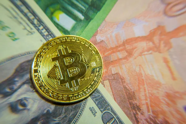 Moeda de bitcoin dourada na nota de cem dólares . — Fotografia de Stock