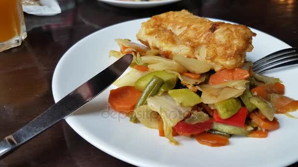 Baked fish with vegetables — Stock Video