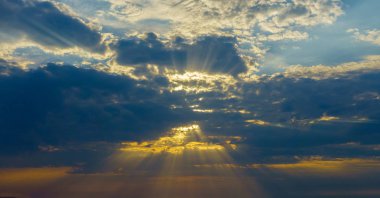 Dramatik gökyüzü güneş ışınları ile