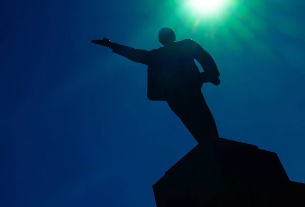 Silueta del monumento de Lenin contra el cielo azul — Foto de Stock