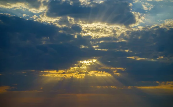 Dramatik gökyüzü güneş ışınları ile — Stok fotoğraf