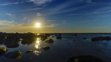 Günbatımı üzerinde deniz timelapse.