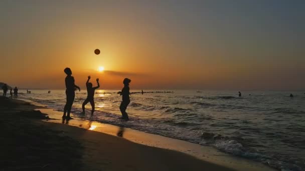 Menschen spielen Ball am Strand — Stockvideo