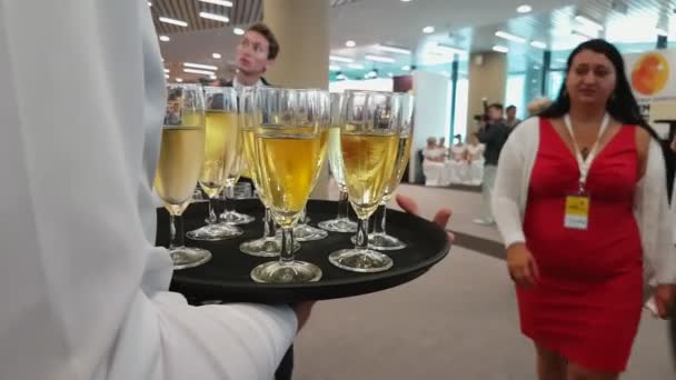 Waiter holds a tray with glasses — Stock Video