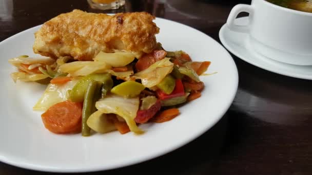 Baked fish with vegetables — Stock Footage Baked fish with vegetables Stock Video