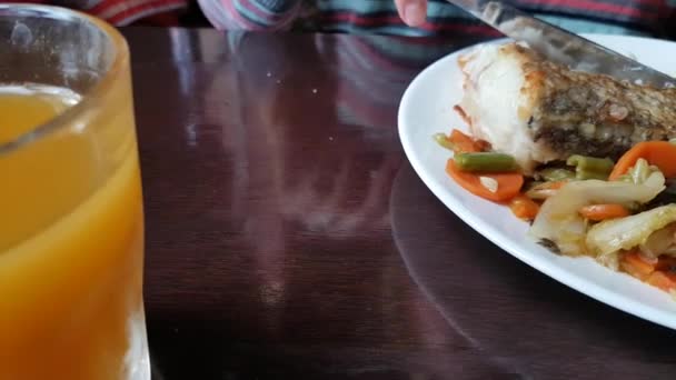 吃的烤鳕鱼配蔬菜 — 图库视频影像