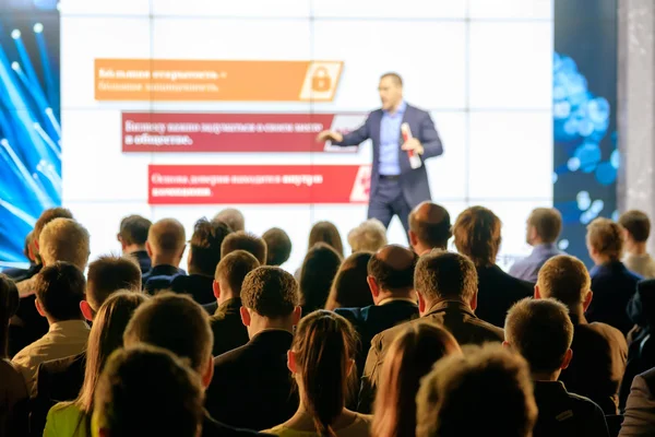 Seyirci hocayı dinler.