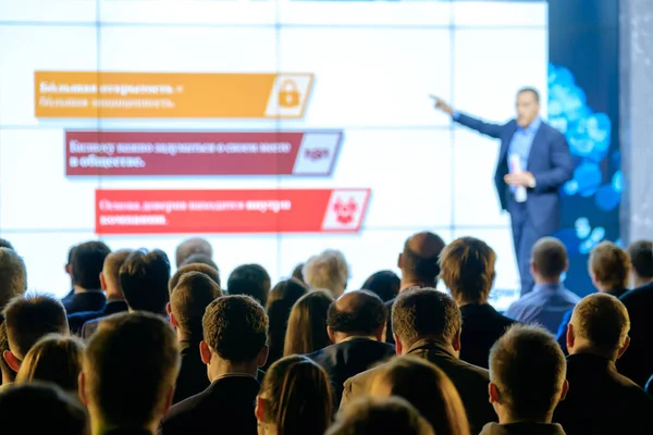 Seyirci hocayı dinler.