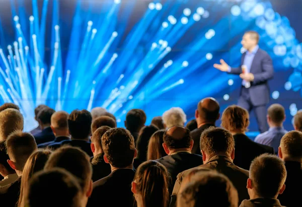 Seyirci hocayı dinler.