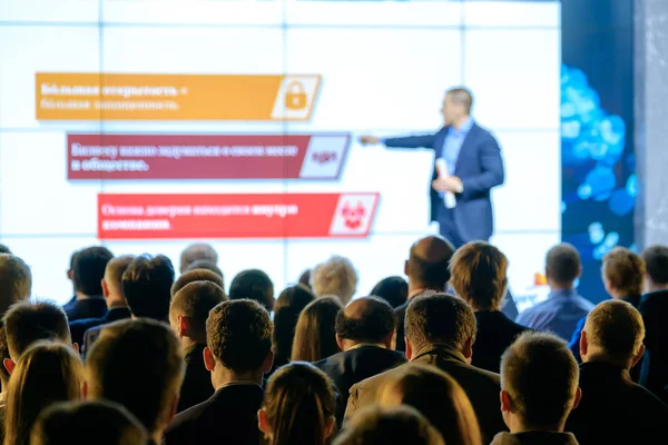 Seyirci hocayı dinler.