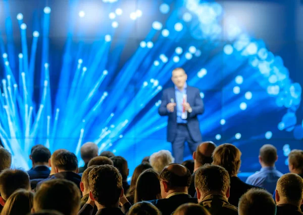 Seyirci hocayı dinler.