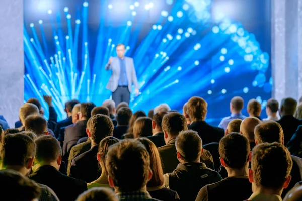 Seyirci hocayı dinler.