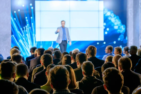 Le public écoute le conférencier — Photo