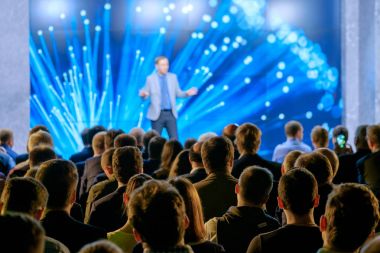 Seyirci hocayı dinler.