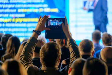 Adam bir resim sunum konferans salonunda alır.