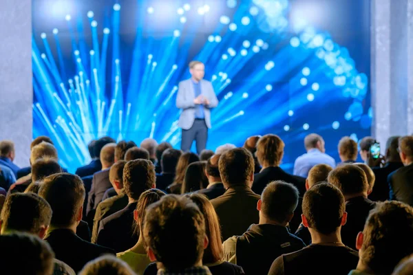 Seyirci hocayı dinler.