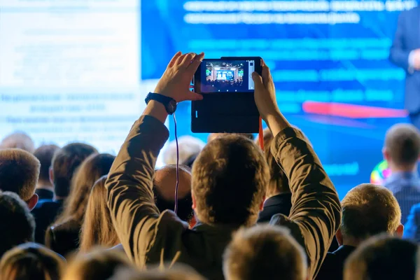 Man neemt een foto van de presentatie op de conference hall — Stockfoto